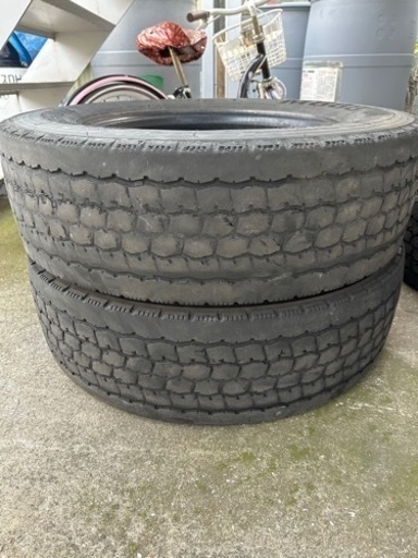 トラック　タイヤ245/70r19.5