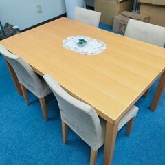 商談で使用の木製テーブル