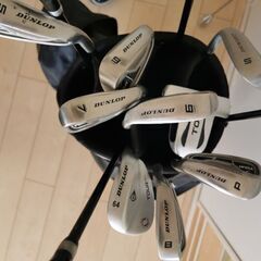 ゴルフセット、バッグ2つ、ボール、練習クラブ、テー等