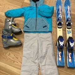 子供用スキー板、ブーツ、ウェア