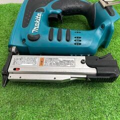 マキタ PT350D 充電式ピンタッカ【野田愛宕店】【店頭取引限定】【中古】管理番号：ITOCAGWD8BBU マキタ 14.4V充電式ピンタッカ PT350Dの中古 中古B使用感あり 《神奈川