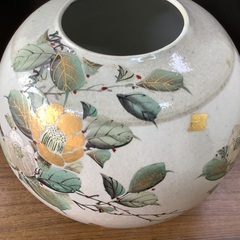 椿の絵柄　飾り壺　陶器　