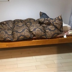 木製のセミダブルベッド