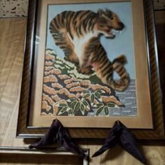 刺繍画　額入り　“水辺の虎”　日本製