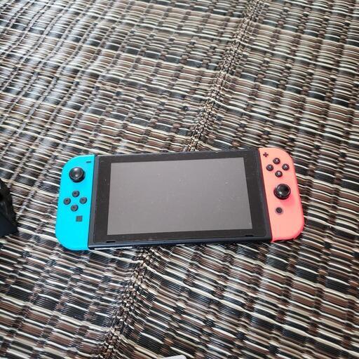 Nintendo Switch　箱、入れ物、＋コントローラー2つ(異色ピンク、黄色)、ソフト付(FIFA19、ダークソウル、ボンバーマン)