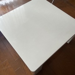 白いテーブル　カリモク製
