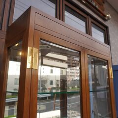 Karimoku(カリモク)の高級ブランドdomani(ドマーニ)よりMorganton(モーガントン)シリーズ 飾り棚/ライトコニャックです。クラシックで上品なキュリオケースは食器棚や本棚としても♪DA104