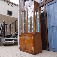 Karimoku(カリモク)の高級ブランドdomani(ドマーニ)よりMorganton(モーガントン)シリーズ 飾り棚/ライトコニャックです。クラシックで上品なキュリオケースは食器棚や本棚としても♪DA104