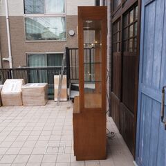 Karimoku(カリモク)の高級ブランドdomani(ドマーニ)よりMorganton(モーガントン)シリーズ 飾り棚/ライトコニャックです。クラシックで上品なキュリオケースは食器棚や本棚としても♪DA104