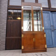 Karimoku(カリモク)の高級ブランドdomani(ドマーニ)よりMorganton(モーガントン)シリーズ 飾り棚/ライトコニャックです。クラシックで上品なキュリオケースは食器棚や本棚としても♪DA104