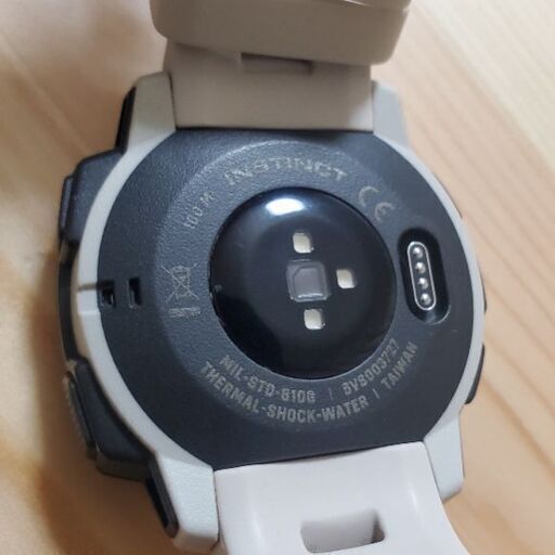 Garmin　Instinct (いわゆる初代？)　カーキ