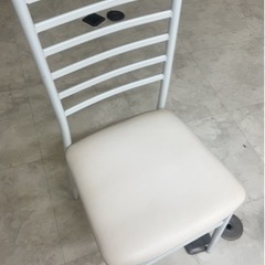 真っ白のシンプルな椅子