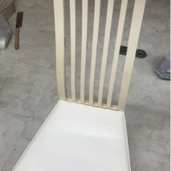 シンプルな白い椅子2