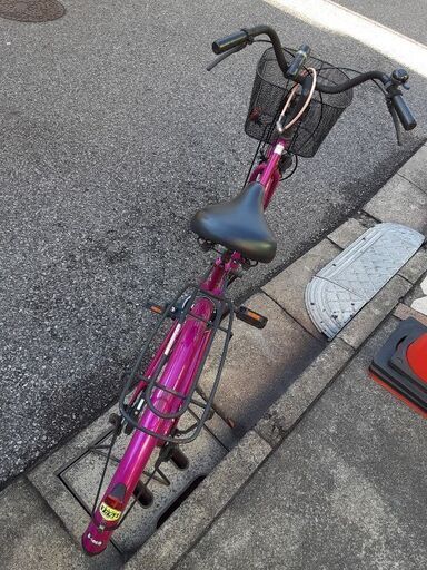 ピンク色の自転車