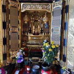 仏壇　高さ170センチ位の金ピカです。