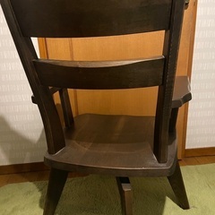 回転式のオシャレな木の椅子です。