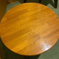 丸い小さめなテーブルです。