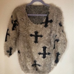 十字架柄のセーター