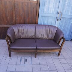 人気のmaruni(マルニ）地中海ROYAL(ロイヤル)シリーズのシャルル 本革 ラブシートです！アンティーク調のクラシカルなデザインの2人掛けソファ。エレガントさと高級感が漂うレザー2Pソファです。DA106