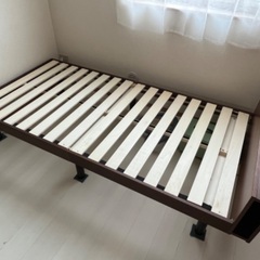 シングルベッド（足の高さ調節可、コンセント付き）