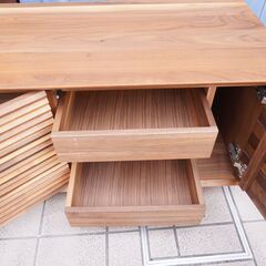 karimoku(カリモク家具) ソリッドボード ウォールナット材 ローボードです！立体感のあるモルダーデザインにより上質感溢れる空間を演出。ワイドタイプのテレビボードは収納力も抜群♪DA112