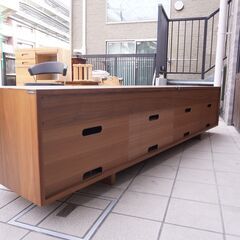 karimoku(カリモク家具) ソリッドボード ウォールナット材 ローボードです！立体感のあるモルダーデザインにより上質感溢れる空間を演出。ワイドタイプのテレビボードは収納力も抜群♪DA112