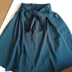 着やすいスカート 　Мサイズ　落ち着きのあるグリーン色