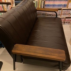 木製肘掛けのソファ