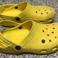 Crocs ©️ 黄色　21-22cmくらいでしょうか　サイズ　...