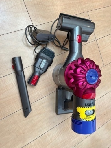 ダイソンv7 ハンディ掃除機　ジャンク品（バッテリー交換必要）