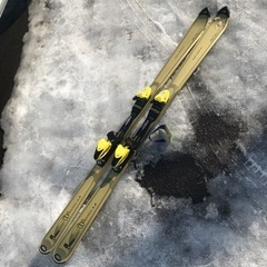 黄土色 スキー板 (^o^)