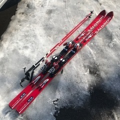 赤色 スキー板 ストック付き