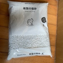 紙製の猫砂＆キャットフード（かつお缶）