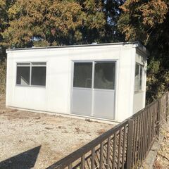 プレハブハウス、左右対称のハウスも同時出品しています。