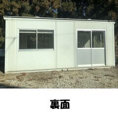 プレハブハウス、左右対称のハウスも同時出品しています。