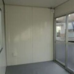 プレハブハウス、左右対称のハウスも同時出品しています。