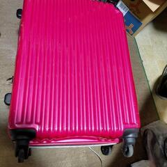 ピンクのキャリーケース スーツケース コロコロ