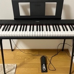 電子ピアノ　キーボード　スタンド、ペダル付き