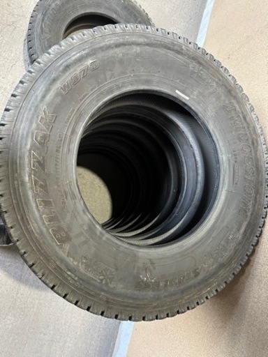 車のパーツ ブリヂストン スタッドレス 205/85R16