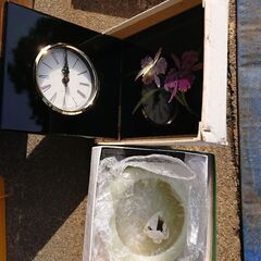 剣山つき花いけ、綺麗な飾り時計どちらも新品未使用箱入り