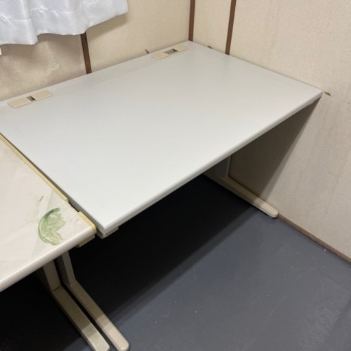事務机。驚きの白さ！その4