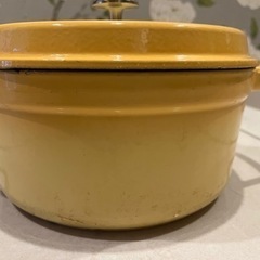 staub ストウブ 「 ココット ラウンド マスタード 22センチ両手 