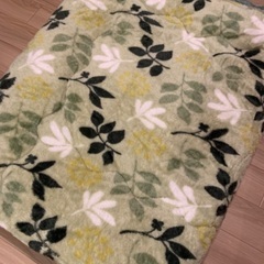 ボタニカル模様の毛布（裏無地）グリーン