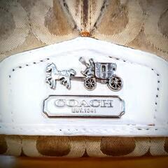 オリジナル馬車のロゴとデザインのコーチ柄が素敵な革のおしゃれで素...