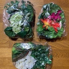 造花の盛りかご3つあります