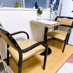 コーヒーテーブルと椅子
