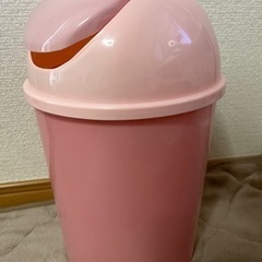 ピンク色のゴミ箱