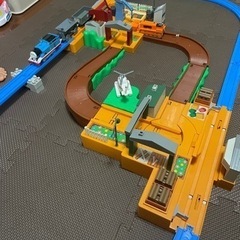 プラレール　トーマス＆テレンス積み下ろしセット　トミカカード図鑑