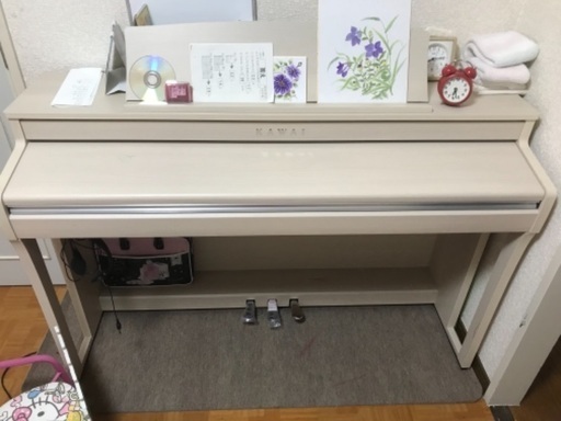去年6月に購入したカワイ電子ピアノです。メーカー3年保証付き。床クションと昇降椅子も付きます。