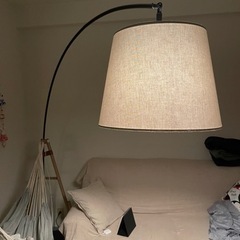 IKEAのフロアランプ、電球と調光可能リモコン付き